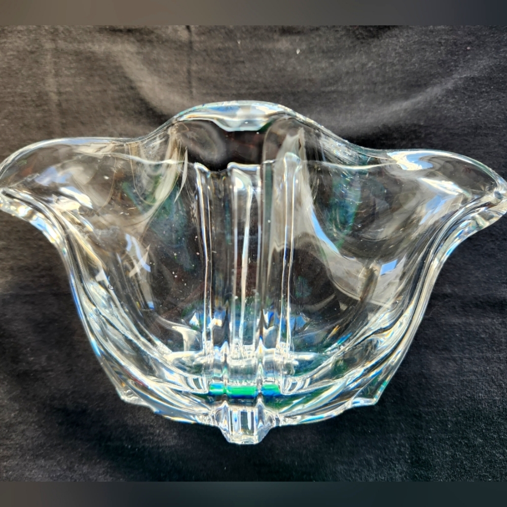 Elegant Duncan Miller Art Glass Vase